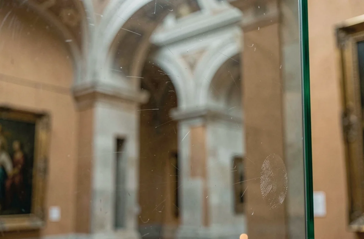 Détail de la vitre blindée et des reflets sur la protection de la Joconde au Louvre