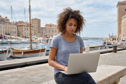 Femme assise sur un banc au port de Marseille